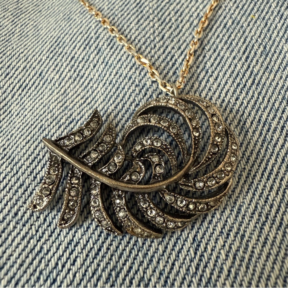 Elegant Silver vintage feather motif Necklace